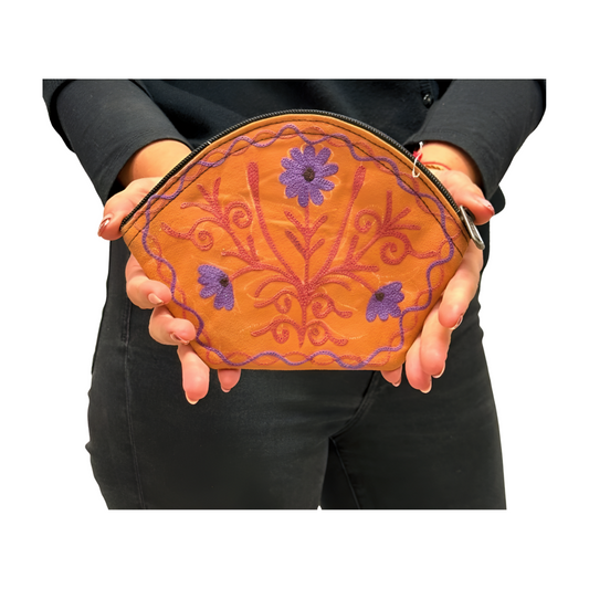 Monedero indio de piel naranja bordado