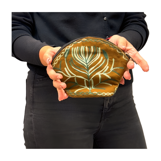 Monedero indio de piel marrón bordado