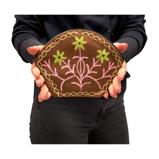 Monedero indio de piel marrón bordado