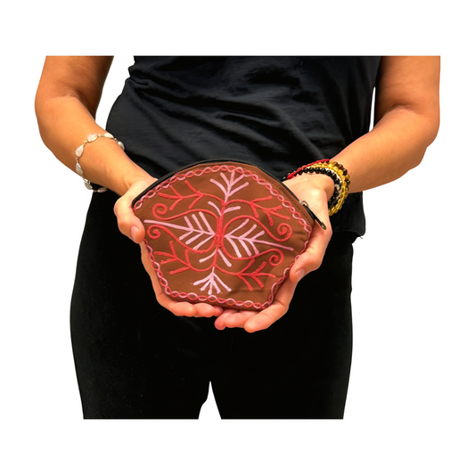 Monedero indio de piel marrón bordado