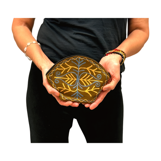 Monedero indio de piel marrón bordado