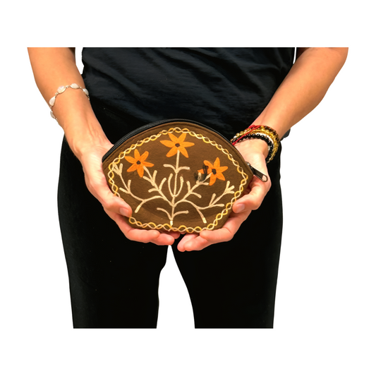 Monedero indio de piel marrón bordado