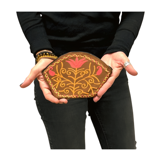 Monedero indio de piel marrón bordado