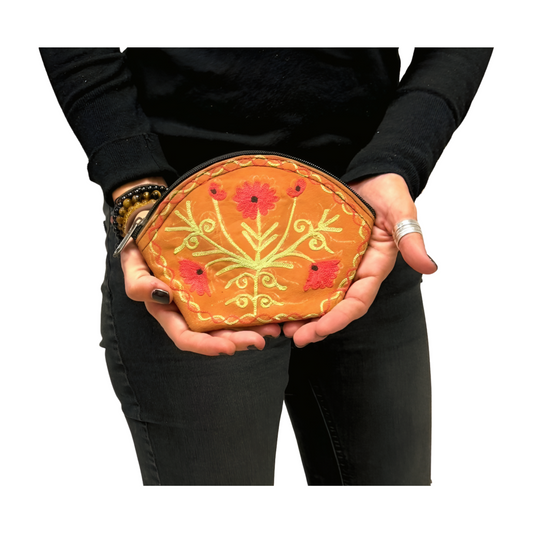 Monedero indio de piel naranja bordado