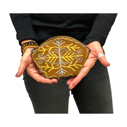 Monedero indio de piel marrón bordado