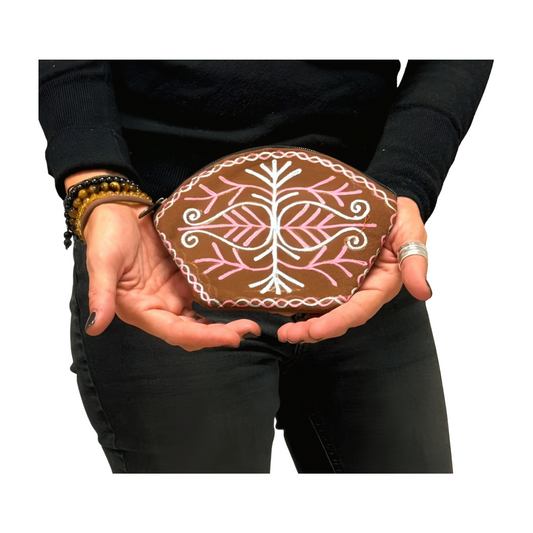 Monedero indio de piel marrón bordado