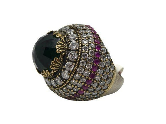 Anillo de plata bañada con cristal color esmeralda