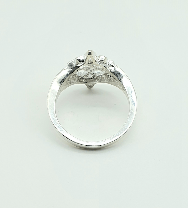 Anillo de plata nudo de bruja