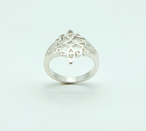 Anillo de plata nudo de bruja