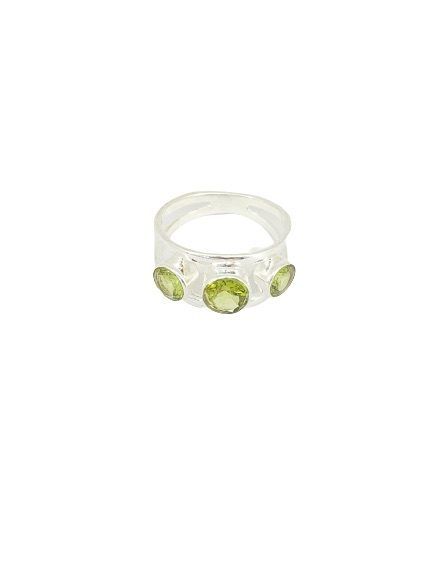 Anillo de plata con olivino