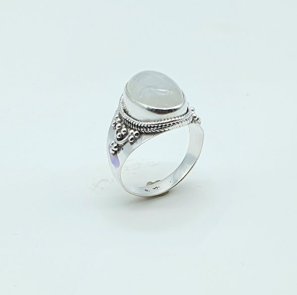 Anillo de plata con piedra luna