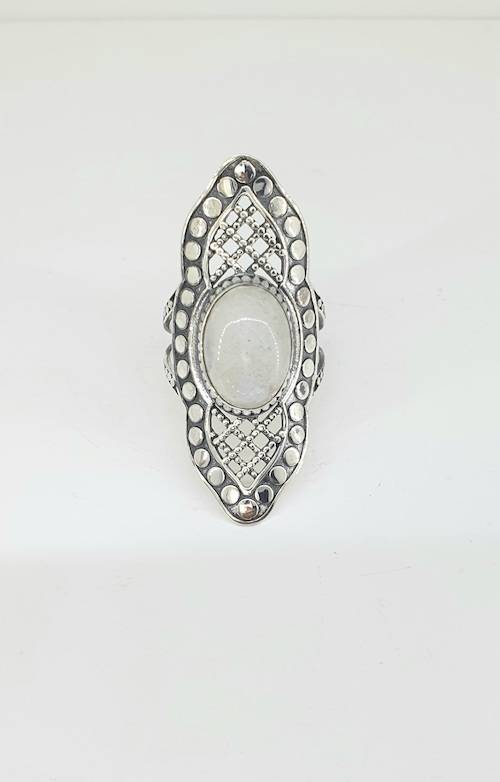 Anillo de plata con piedra luna