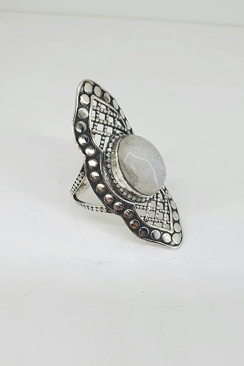 Anillo de plata con piedra luna