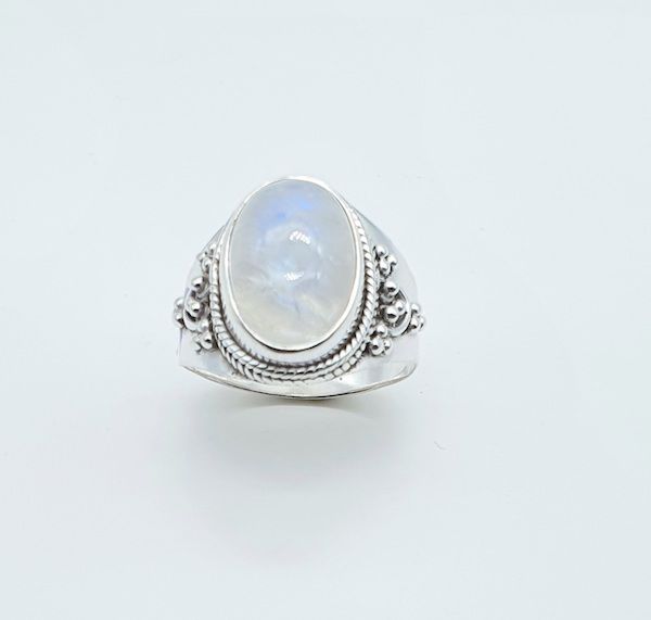 Anillo de plata con piedra luna