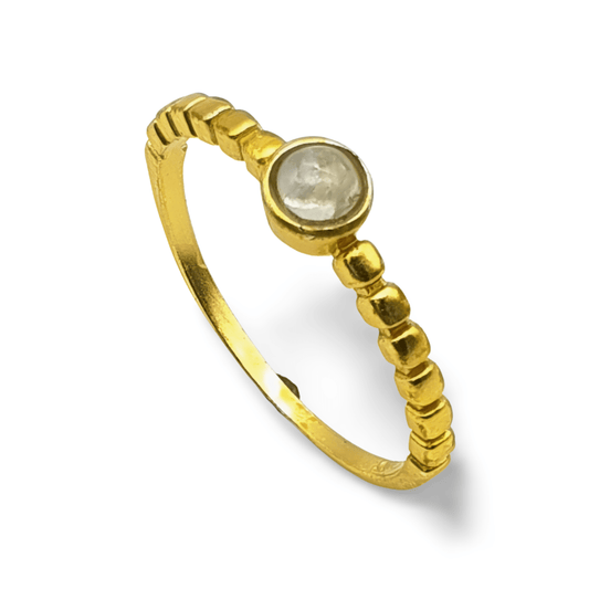 Anillo de plata dorada con piedra luna