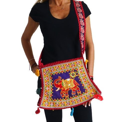 Bolso bandolera indio granate con pompones