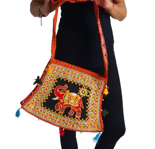 Bolso bandolera indio naranja con pompones