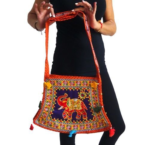 Bolso bandolera indio naranja con pompones