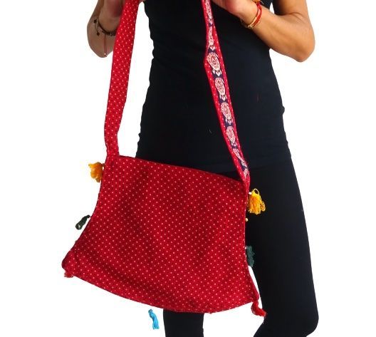 Bolso bandolera indio rojo con pompones