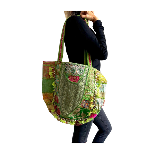 Bolso bohemio verde con pompones
