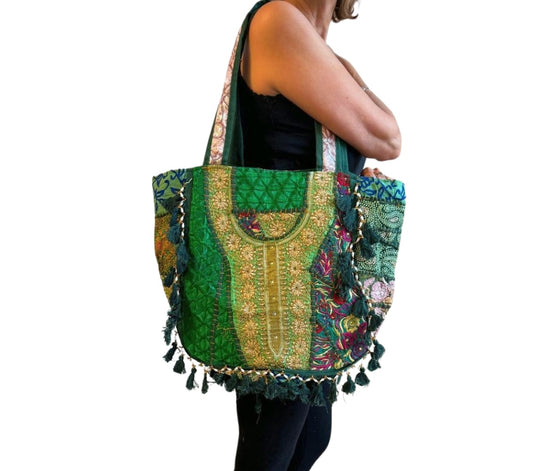 Bolso bohemio verde con pompones
