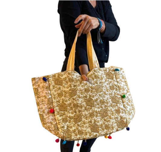 Bolso bohemio dorado con pompones