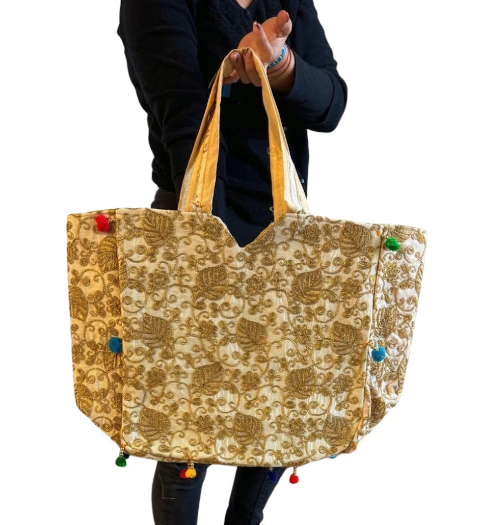 Bolso bohemio dorado con pompones