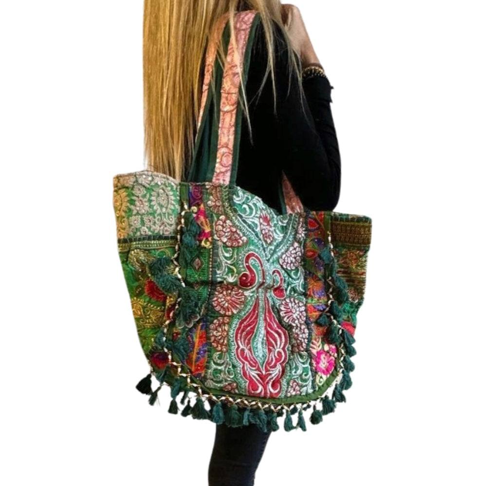Bolso bohemio verde con pompones