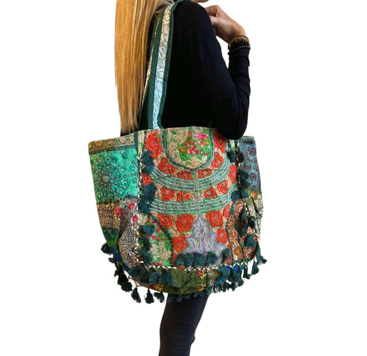 Bolso bohemio verde con pompones
