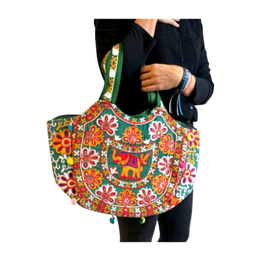 Bolso bohemio verde con elefante bordado