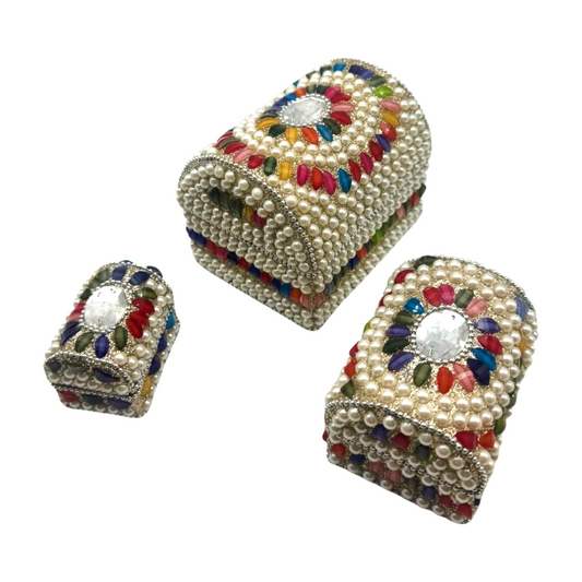 Caja india en forma de cofre con perlitas con cristales de colores