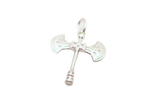 Colgante de plata con hacha