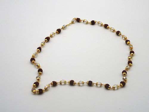 Collar de rudraksha y cuarzo blanco