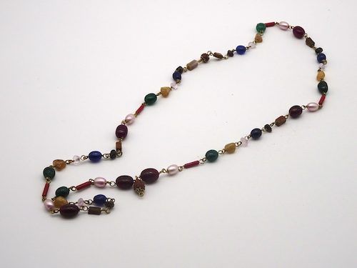 Collar de bisutería con minerales y rudraksha