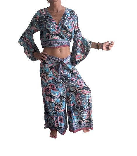 Conjunto de blusa y pantalón envolvente de seda india