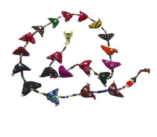 Móvil decorativo con corazones de tela bandana