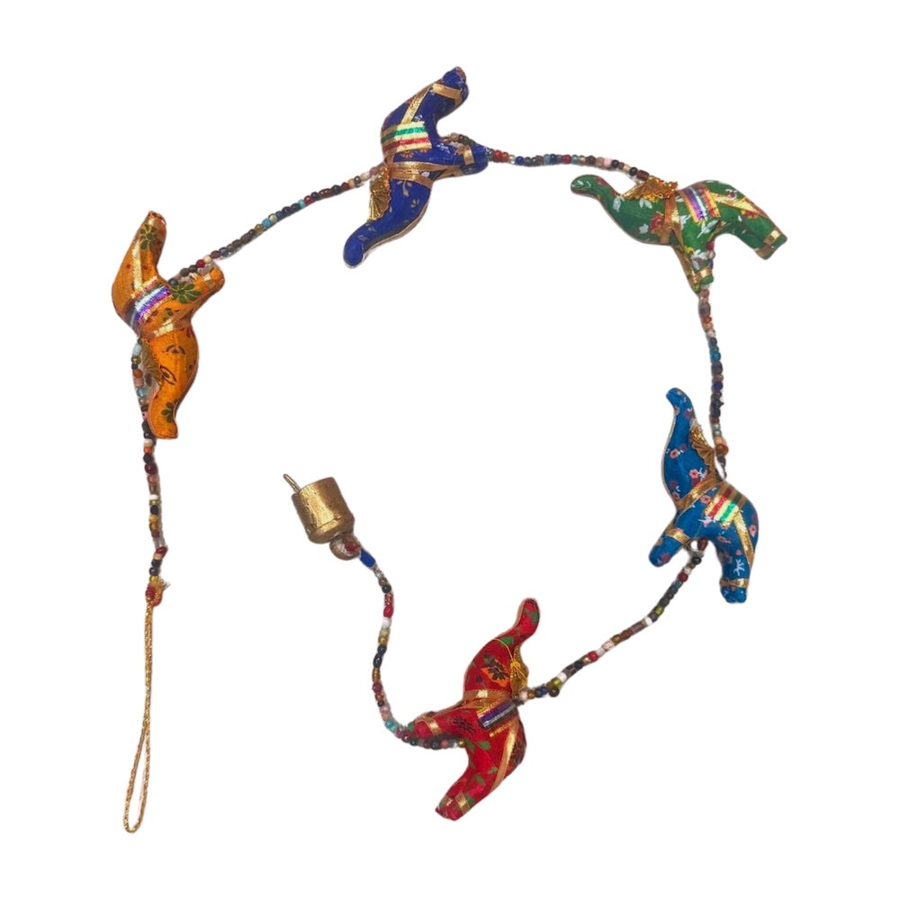 Móvil decorativo con elefantes colores