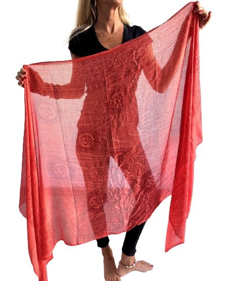 Pañuelo de algodón rojo con matra OM