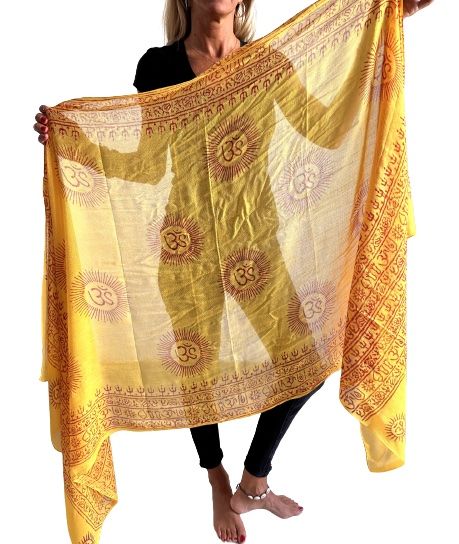 Foulard amarillo estampado con matra OM
