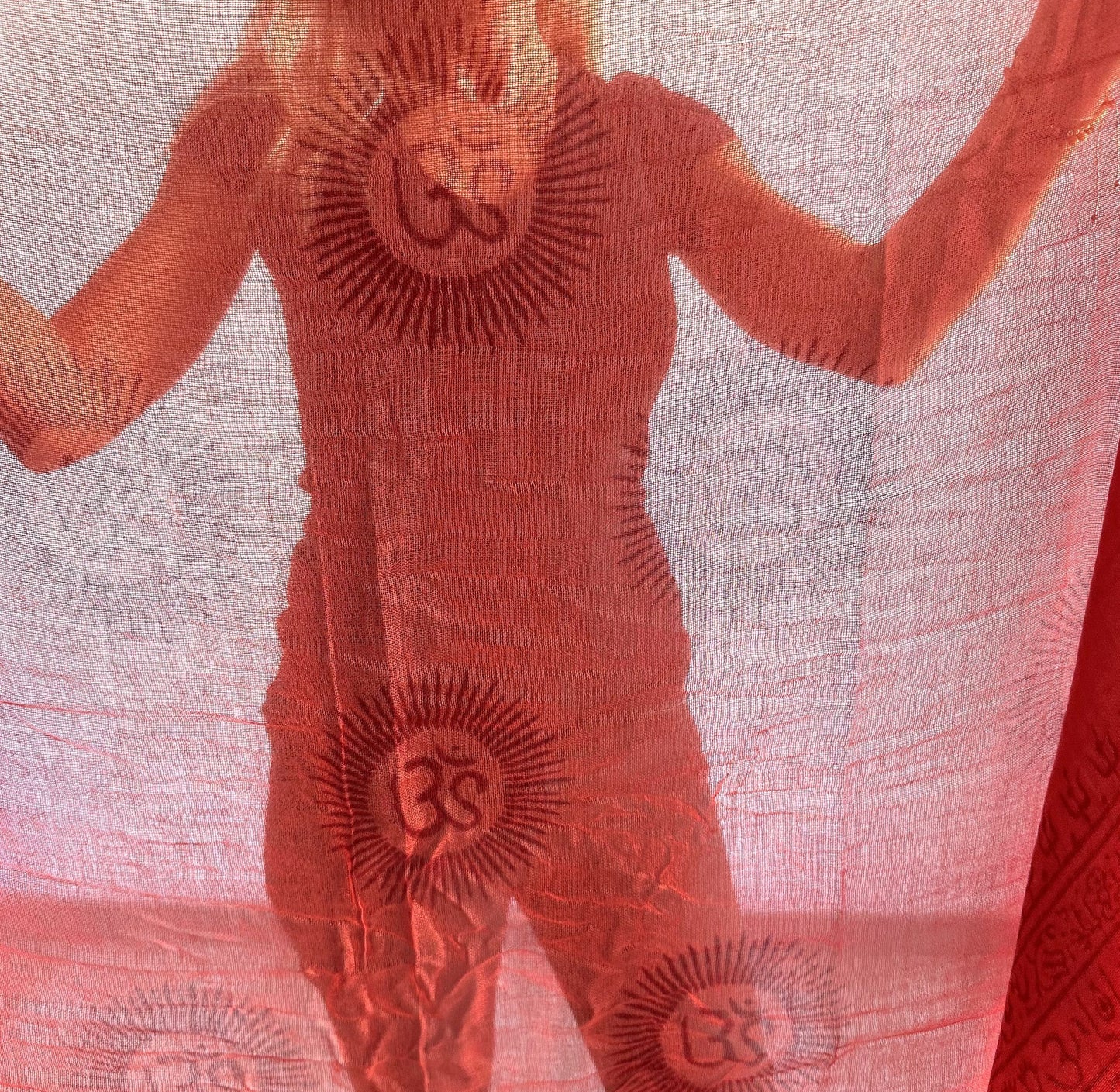 Pañuelo de algodón rojo con matra OM