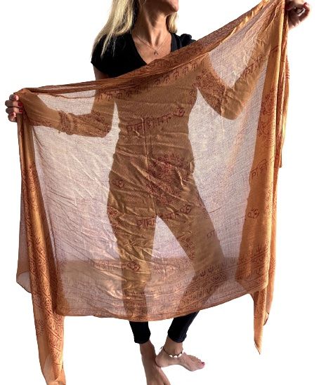 Foulard marrón camel estampado con mantra OM