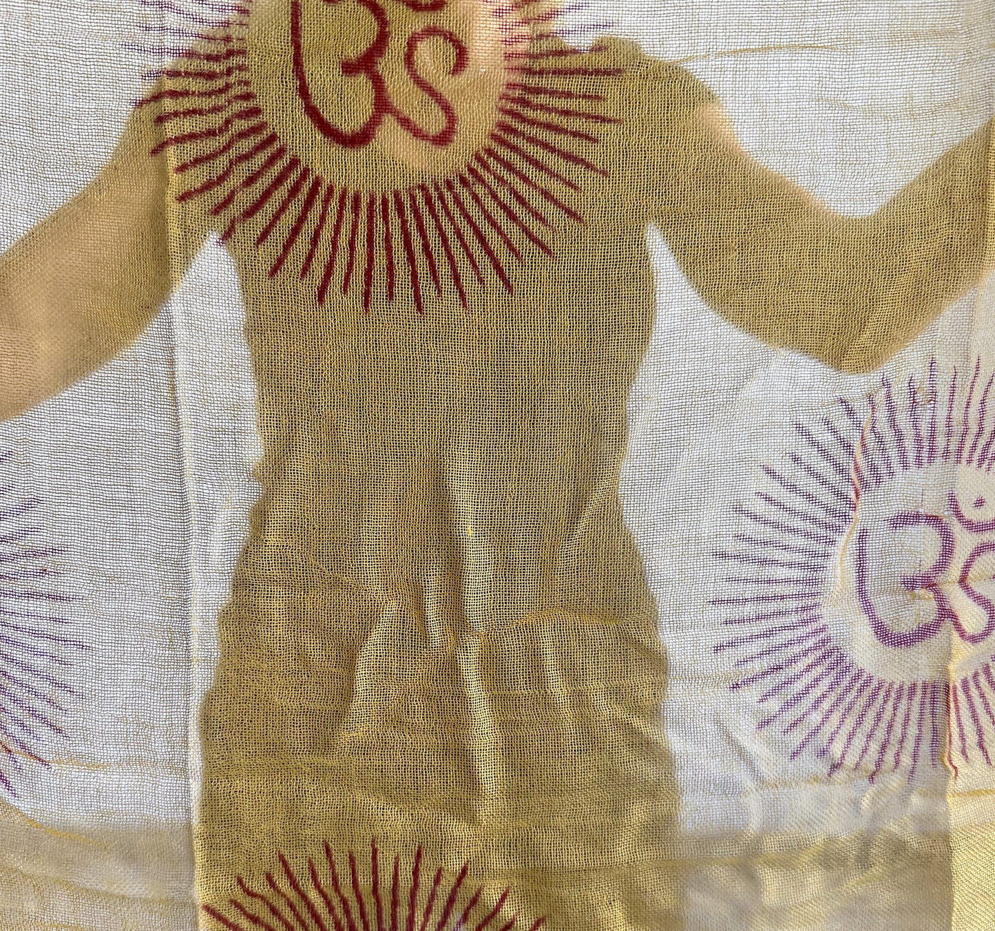 Pañuelo de algodón amarillo con matra OM