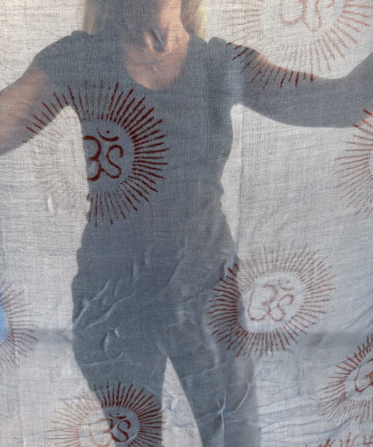 Pañuelo de algodón gris azulado con mantra OM