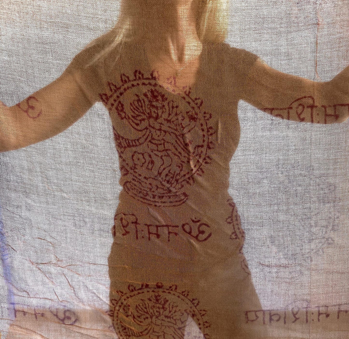 Pañuelo de algodón marrón con mantra OM