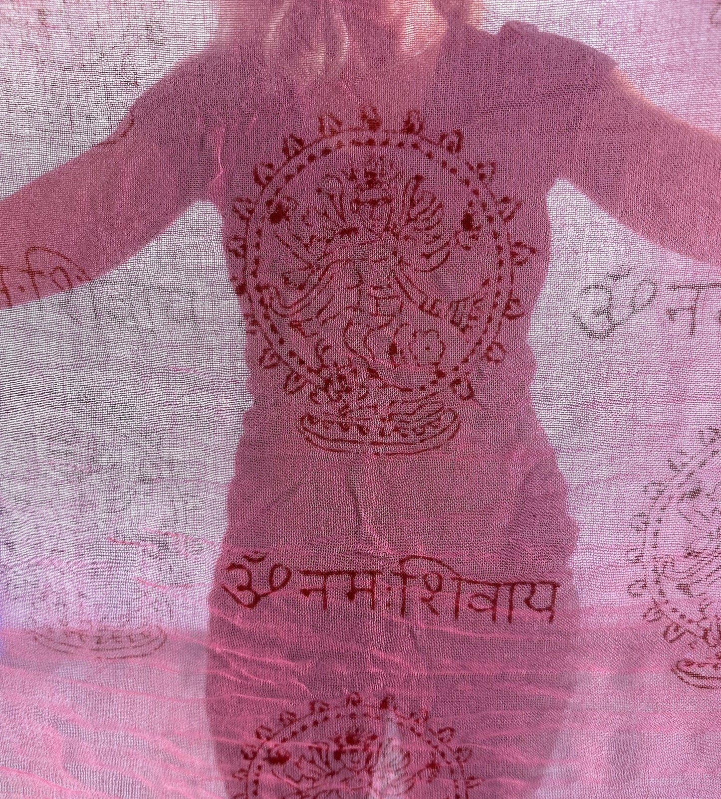 Pañuelo de algodón rosa con mantra OM