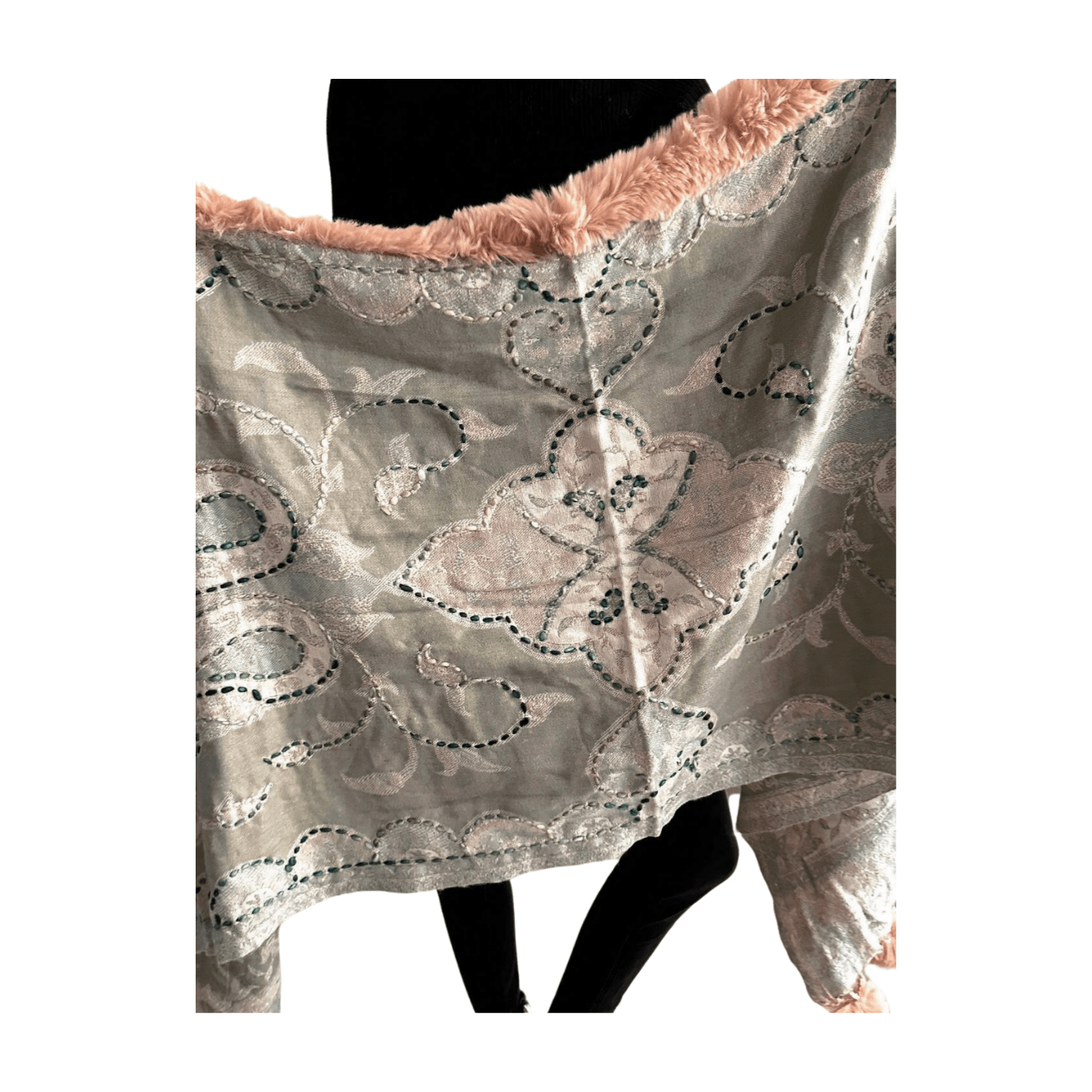 Pashmina de lana bordada con borlas y cuello de pelito-Modelo M