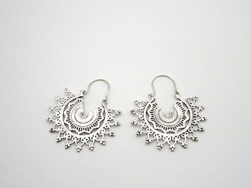 Pendientes de bisutería India en espiral