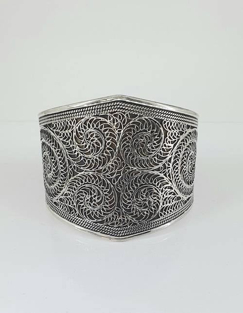 Pulsera ancha de plata rígida grabada