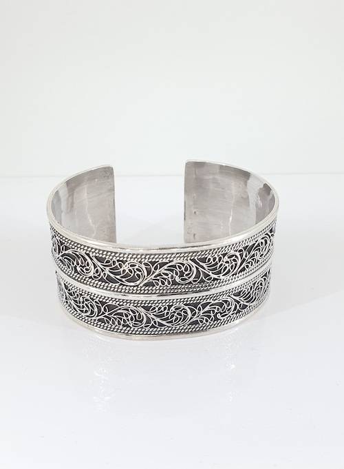 Pulsera rígida de plata grabada