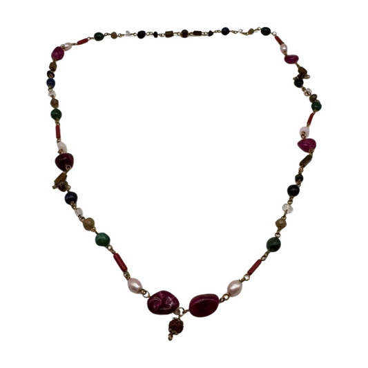 Collar de bisutería con minerales y rudraksha
